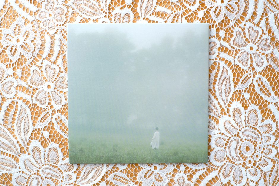 『山の朝霧』森ゆにさんのアルバムジャケットの写真(正面から撮影)