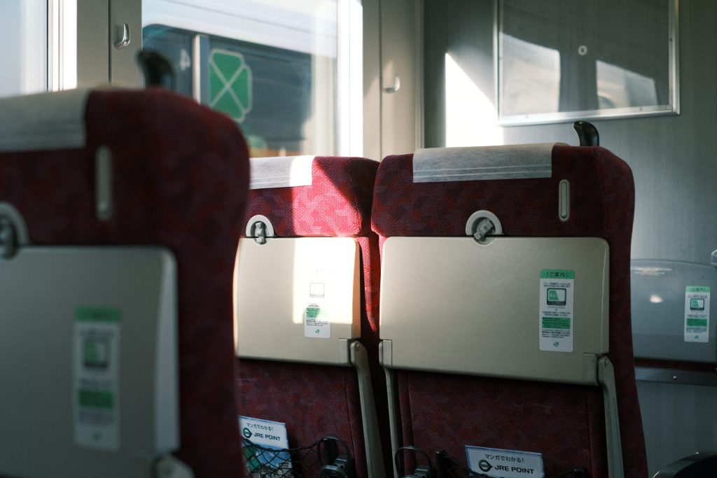 電車の中の座席の写真