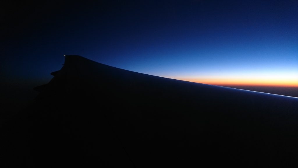 飛行機から見る夜明けの写真