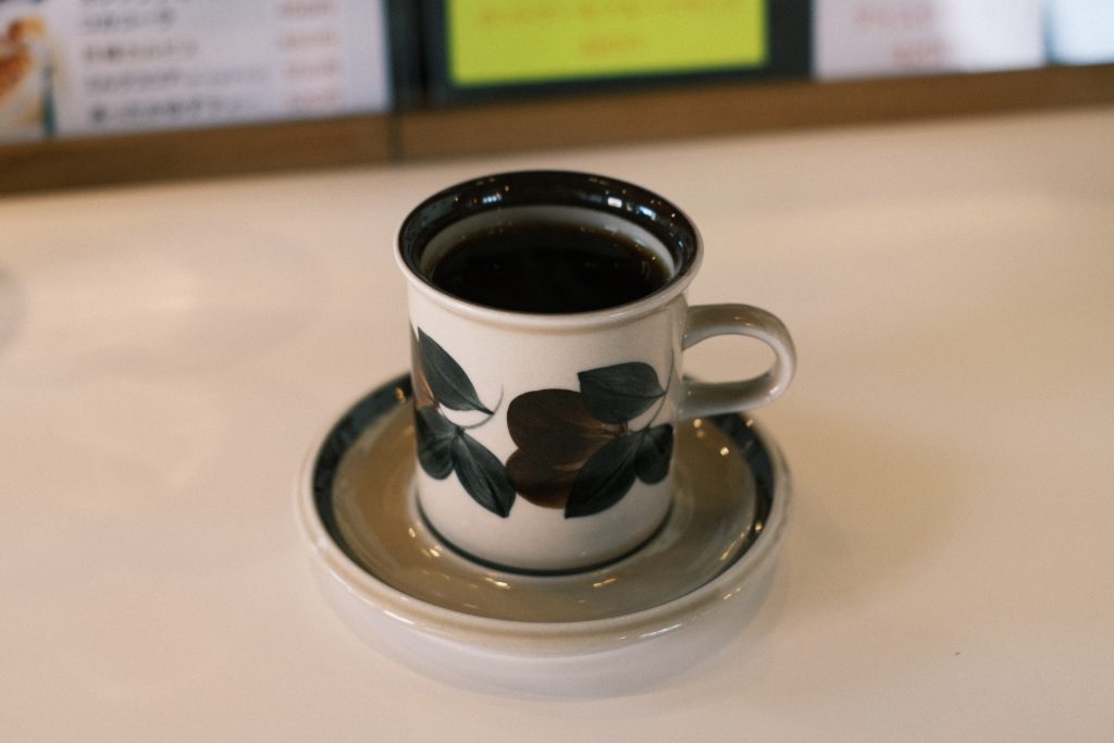 いつもの喫茶店で味わうコーヒーの写真