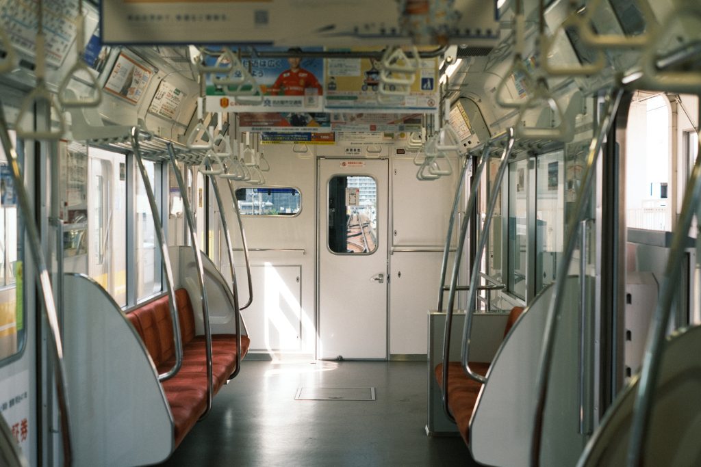 地下鉄の車内の写真