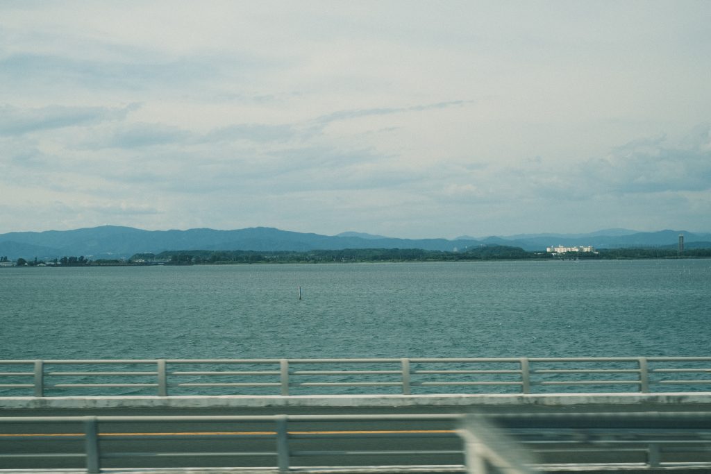 新幹線から眺める浜名湖の写真