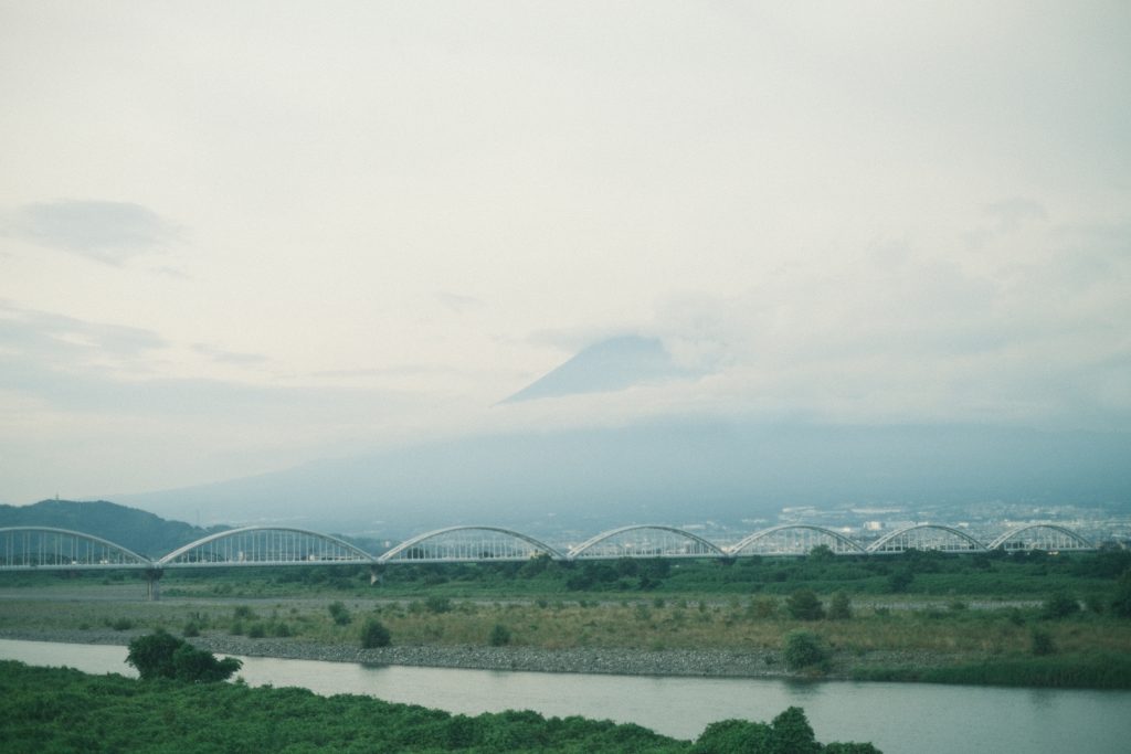 新幹線から眺める富士山の写真