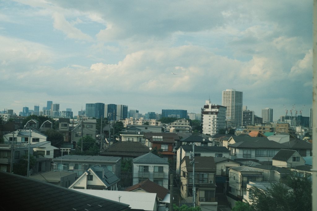 新幹線から眺める東京のビル群の写真