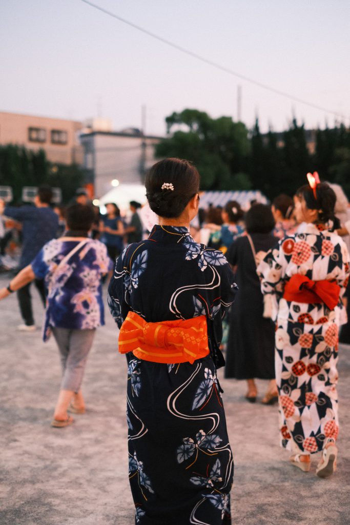 盆踊りを楽しむパートナーの写真