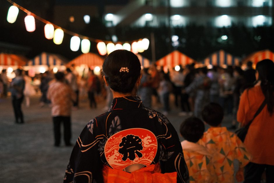 浴衣を着て祭りを楽しむパートナーの写真