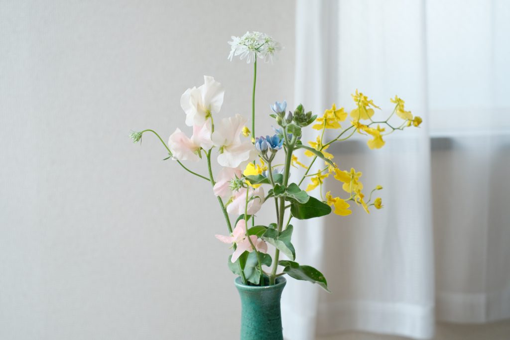 花瓶に活けたたくさんの花の写真